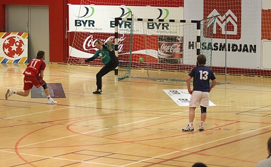 Sigurbergur Sveinsson skorar sigurmarkið úr vítakasti
