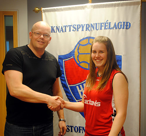 Unnur Lára ásamt Reynir Kristjánssyni formanni mfl. ráðs kvenna